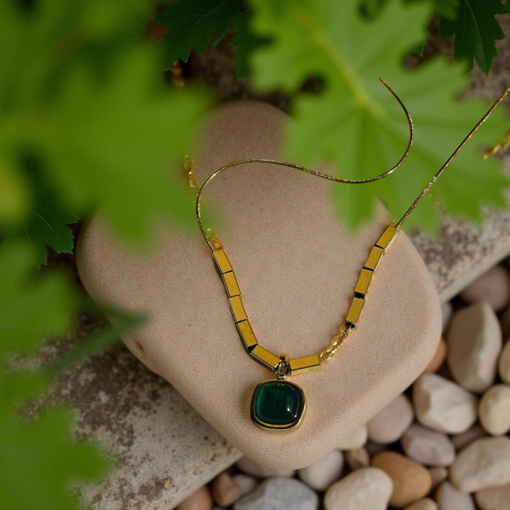 Emreld Gold Bar Necklace